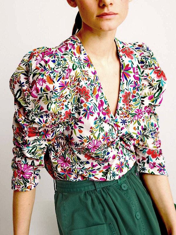Блузка с v-образным вырезом и цветочным принтом